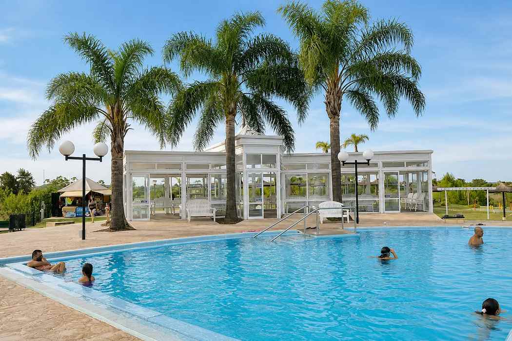 Open-air pools and palms near Colón