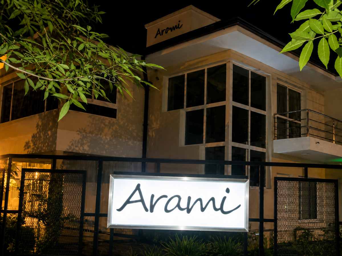 Complejo Arami Apart illuminated at night